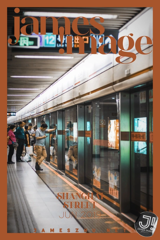 地铁站的火车上的人们