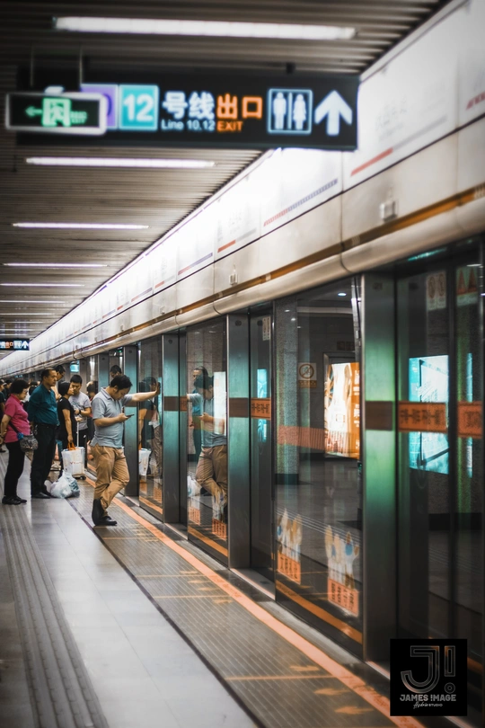 地铁站台上有人站着 站着一辆火车