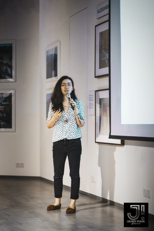 站在投影前的女性正在做演讲