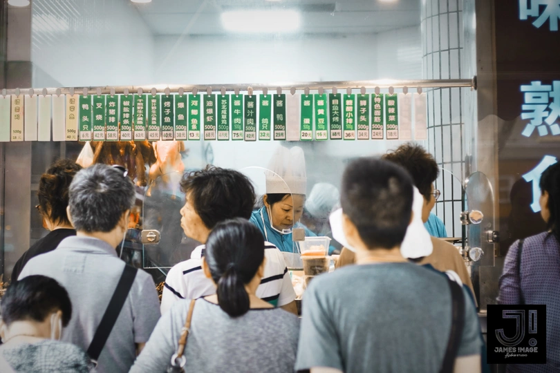 排队的人群在餐厅站着