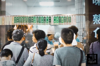 排队的人群在餐厅站着