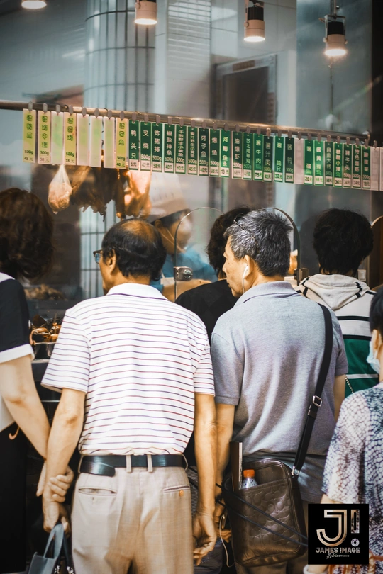 排队的人群在餐厅站着