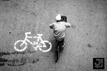 一个人骑自行车在街上