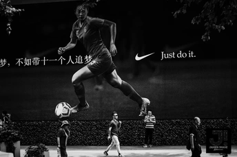 一个正在踢足球的人