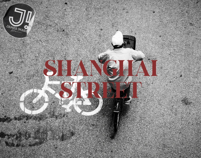 一张骑自行车的人的海报