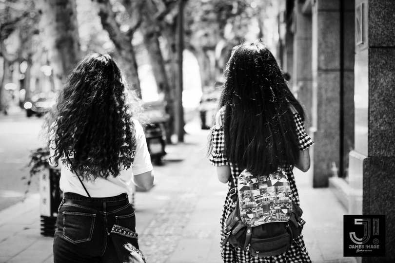 一些长发年轻女子走下人行道