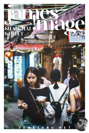 一群年轻女性走在街上