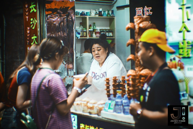 人们站在柜台前有食物和饮料