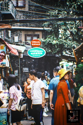 人群沿着拥挤的街道行走