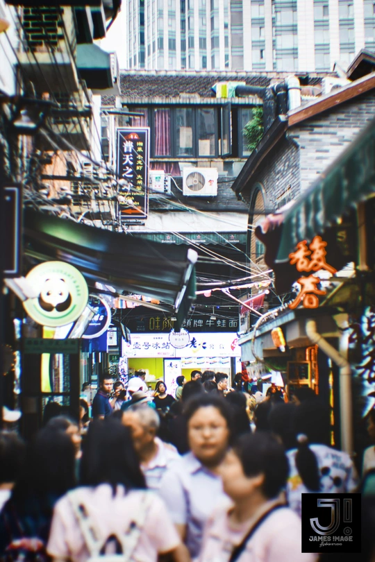 一个人群在城市的狭窄街道上行走