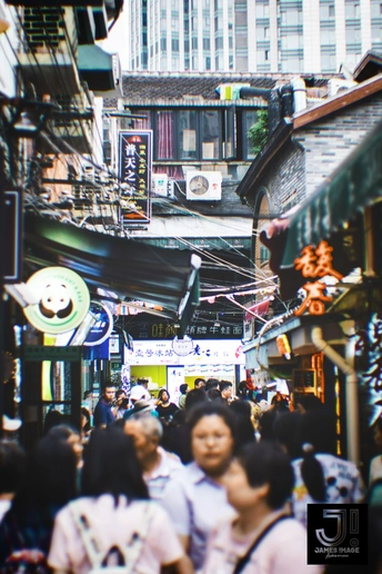 一个人群在城市的狭窄街道上行走