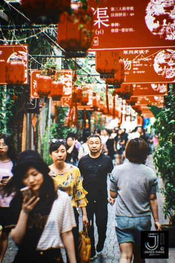 人群沿着街道走