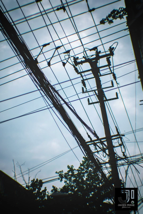 天空下的电话线和电线