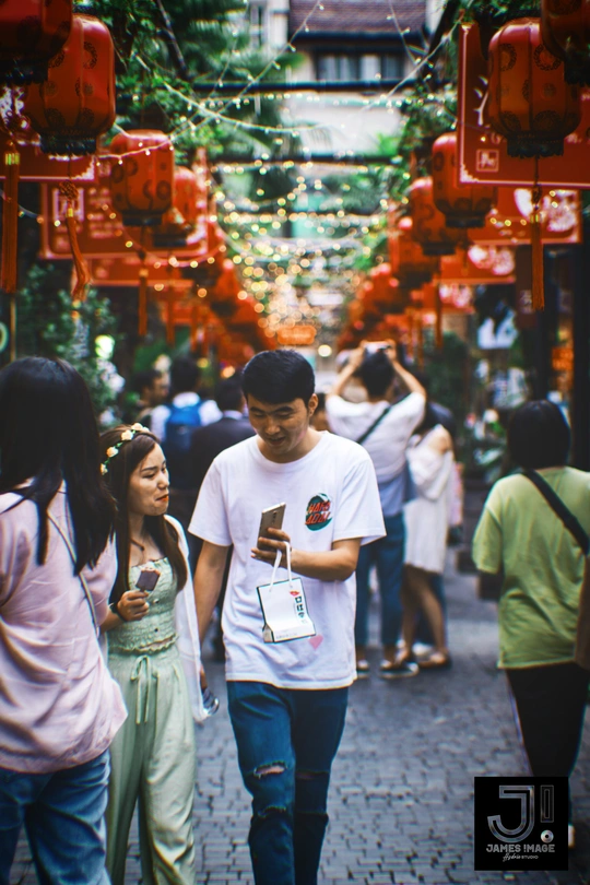 年轻人沿街行走