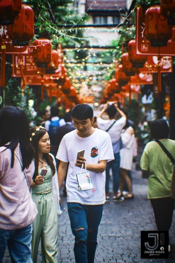 年轻人沿街行走