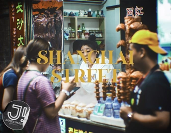 人们站在一个摊位前