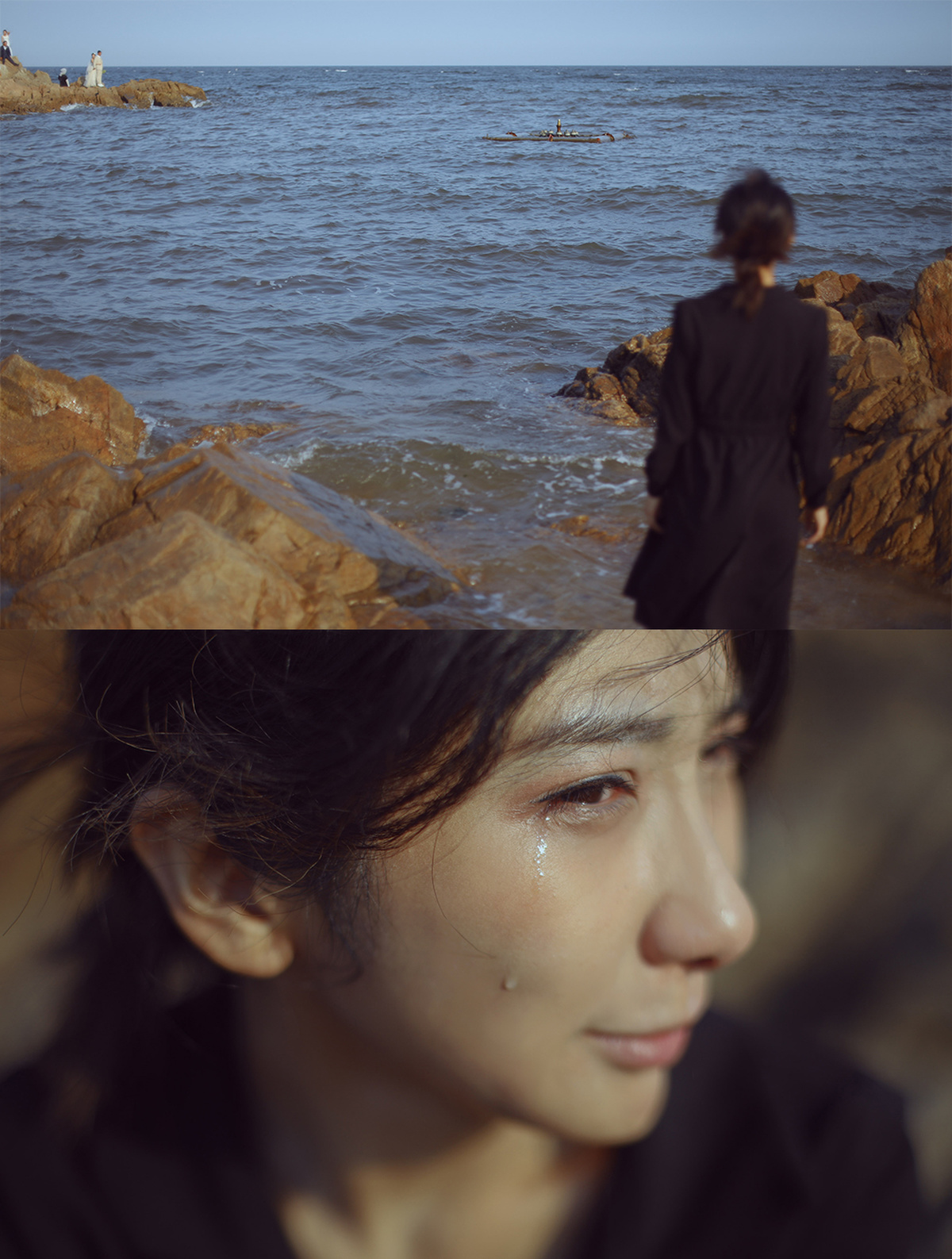 一位年轻女子站在岩石上 眺望着海洋 远处有一座灯塔 还有一个人在水中走动。