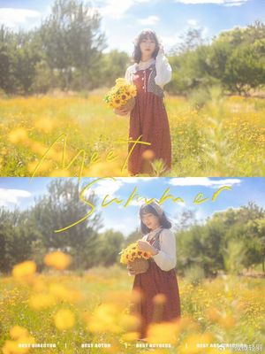 一个小女孩穿着裙子 手里拿着一束黄色的花 站在一个田野里。