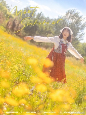 一个小女孩穿着裙子站在一片黄花的田野中