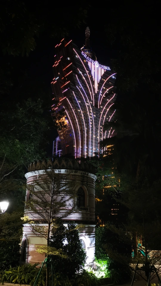 夜晚非常高的建筑物被点亮了