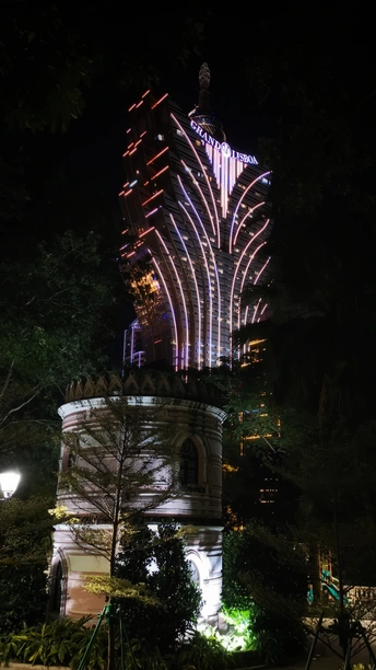 夜晚非常高的建筑物被点亮了