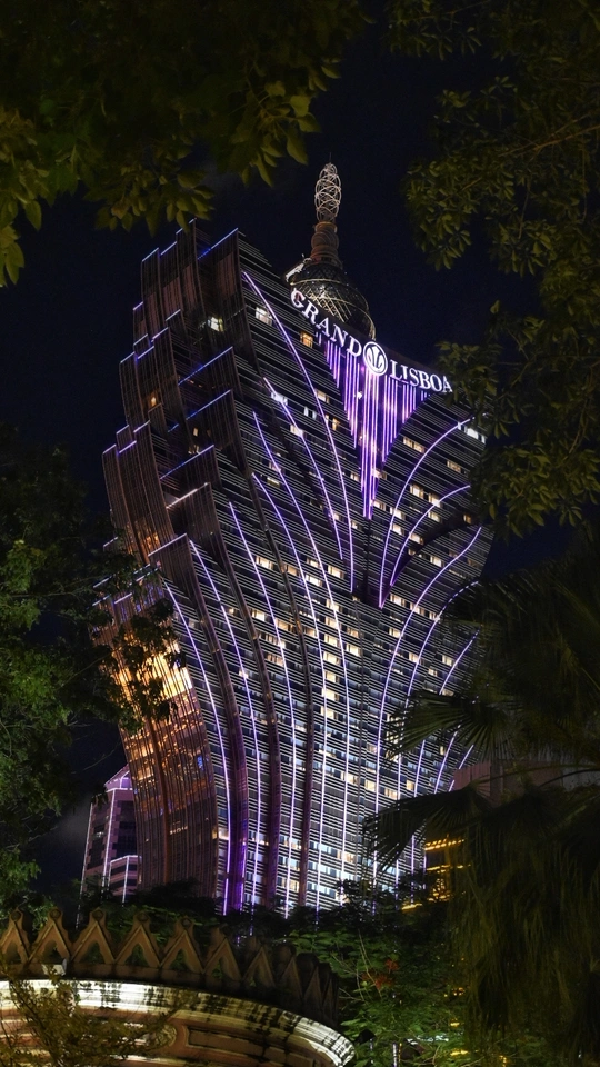 城市中的一个建筑在夜晚亮了起来