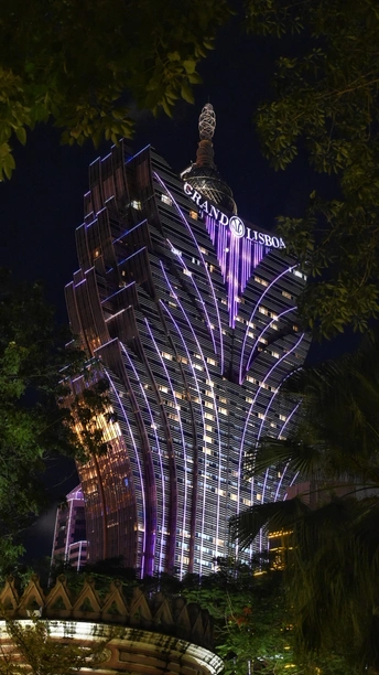 城市中的一个建筑在夜晚亮了起来