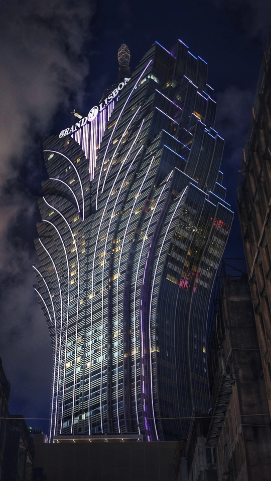 城市中一座高楼在夜晚被点亮了。