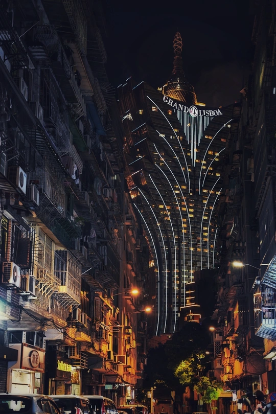 夜晚的城市街道 有汽车和建筑物。