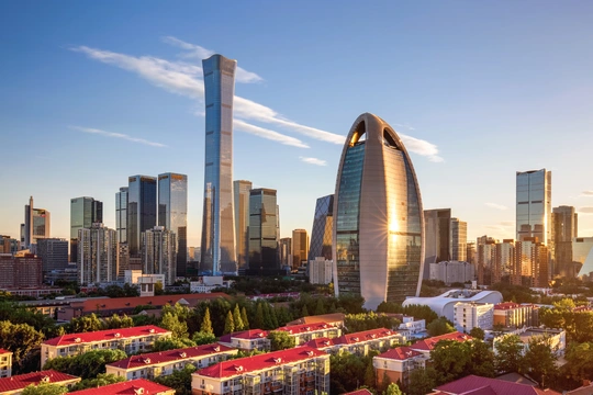 夕阳下的城市 高耸的摩天大楼和其他建筑