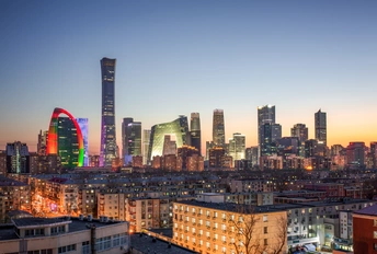 傍晚或日落时的一座城市 天际线被点亮了。