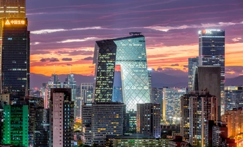 夜晚的城市 高耸的摩天大楼和其他建筑在天线上。