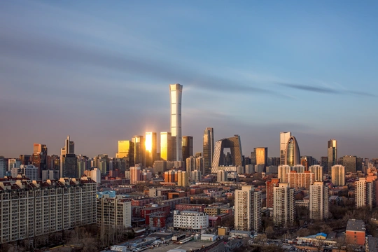 夕阳下的城市 天空中有着摩天大楼和其他建筑。