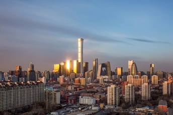 夕阳下的城市 天空中有着摩天大楼和其他建筑。
