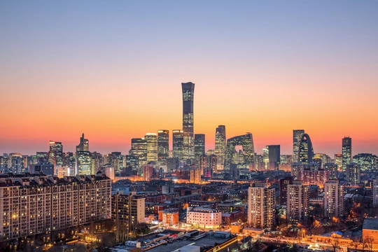 夕阳或黄昏时的城市天际线