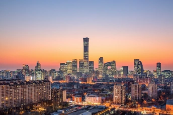 夕阳或黄昏时的城市天际线