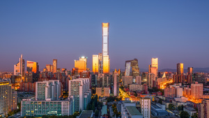 夕阳或黄昏时的城市天际线 高大的建筑和摩天大楼