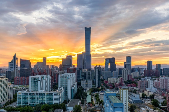 夕阳下的城市天际线 太阳落山时在天空线上
