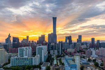 夕阳下的城市天际线 太阳落山时在天空线上