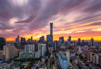 夕阳下的城市天际线 太阳低垂在天空中