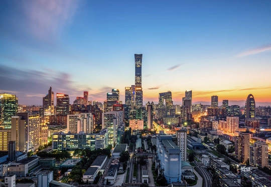 夕阳下的城市或黄昏时分 有摩天大楼和其他建筑。