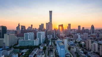 夕阳或日出时的高楼大厦和摩天大楼的城市天际线