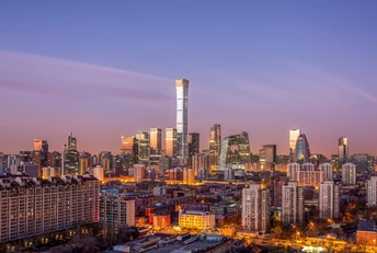 傍晚或日落时的一座城市 拥有高耸的摩天大楼和其他建筑。