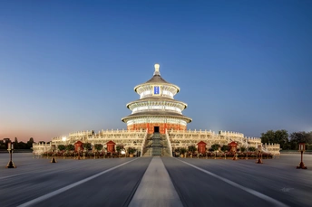 城市夜晚的一张大型建筑照片