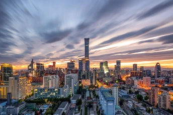 城市日落时的天际线和建筑群