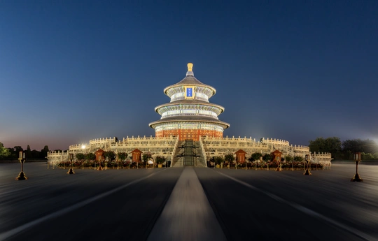 夜晚的大楼照片