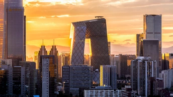 太阳落在了天际线上的高楼大厦后面的大城市