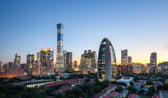 夕阳下的城市或黄昏时分 有高大的建筑和摩天大楼。