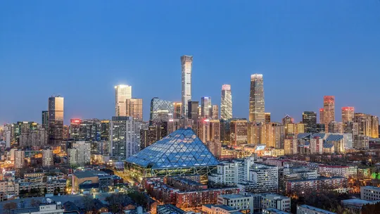 暮色或夜晚的城市 天际线被点亮了。
