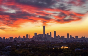 晨曦或夕阳下 城市上空的红色天空和云彩